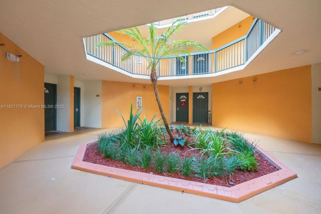 待售: $295,000 (2 贝兹, 2 浴室, 950 平方英尺)