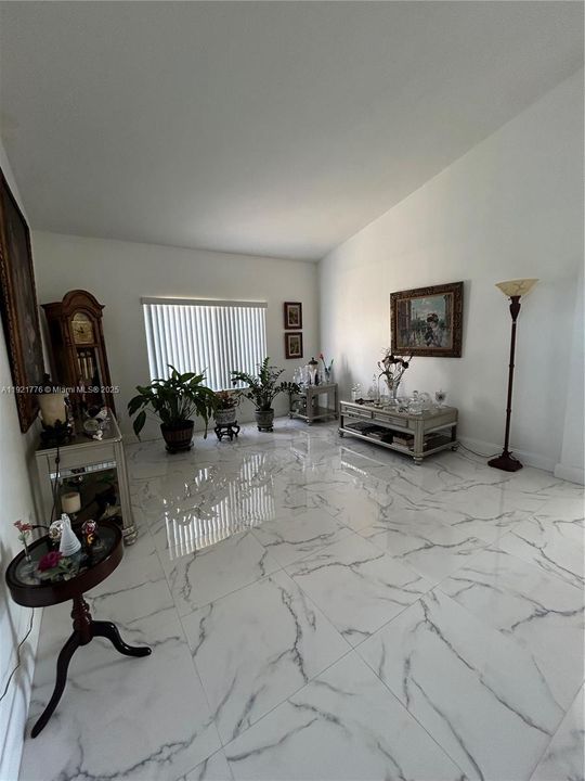 For Rent: $1,100 (1 beds, 1 baths, 1790 Square Feet)