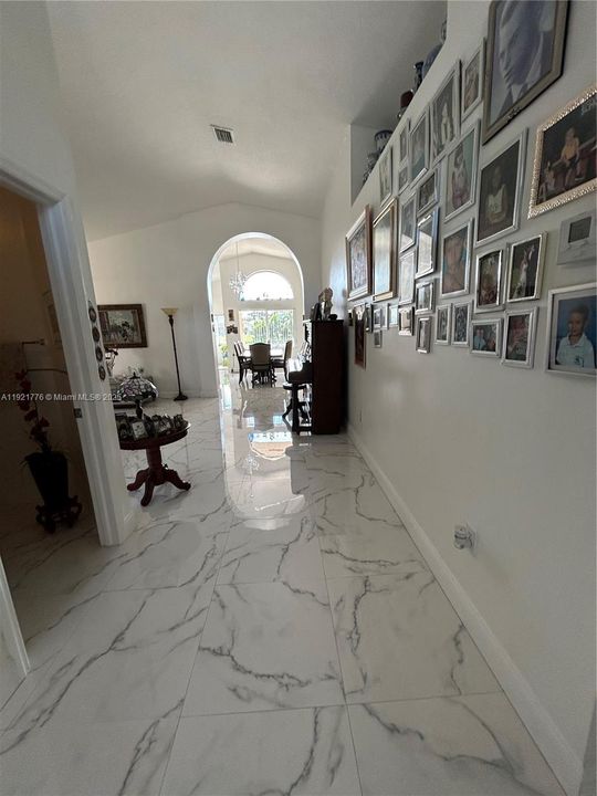 For Rent: $1,100 (1 beds, 1 baths, 1790 Square Feet)