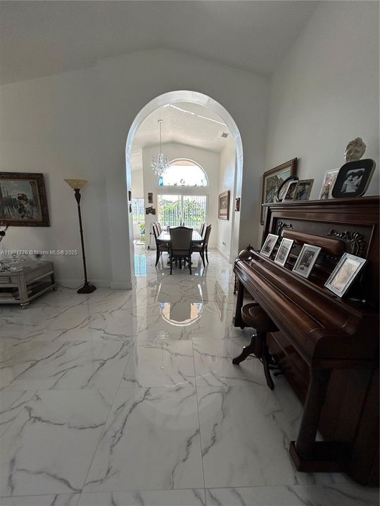 For Rent: $1,100 (1 beds, 1 baths, 1790 Square Feet)