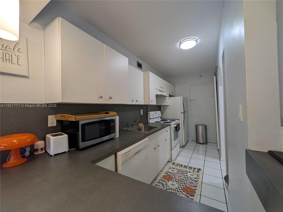 For Sale: $399,000 (1 beds, 1 baths, 550 Square Feet)