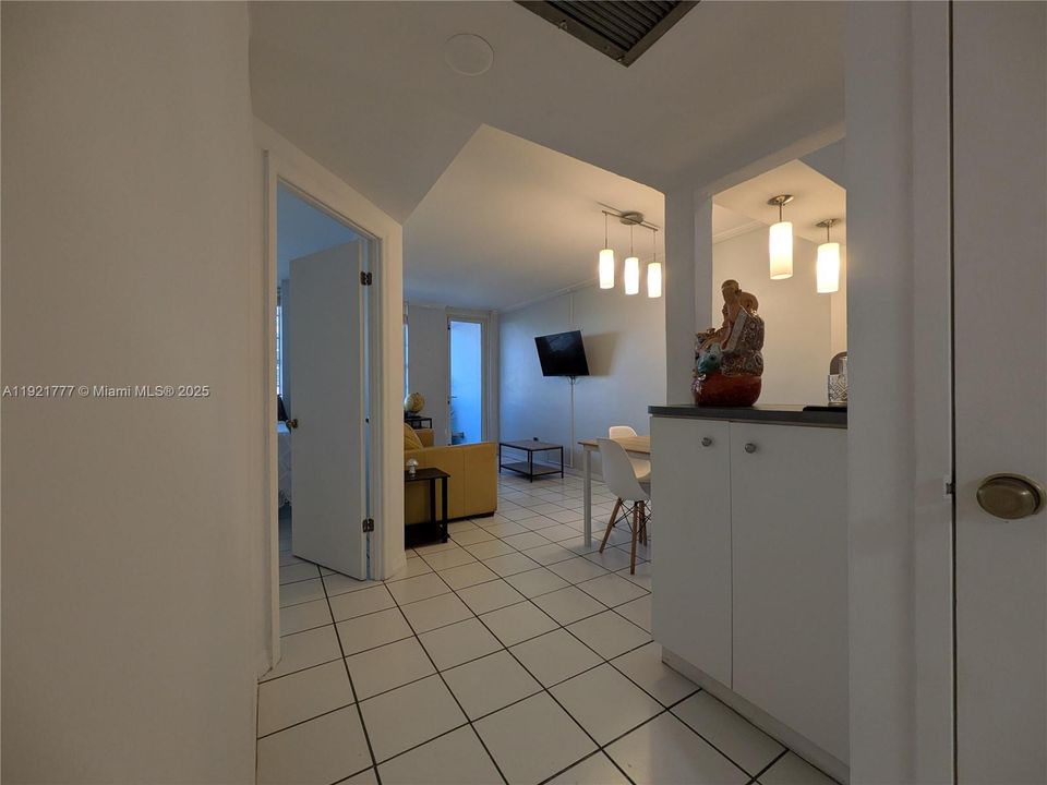 For Sale: $399,000 (1 beds, 1 baths, 550 Square Feet)