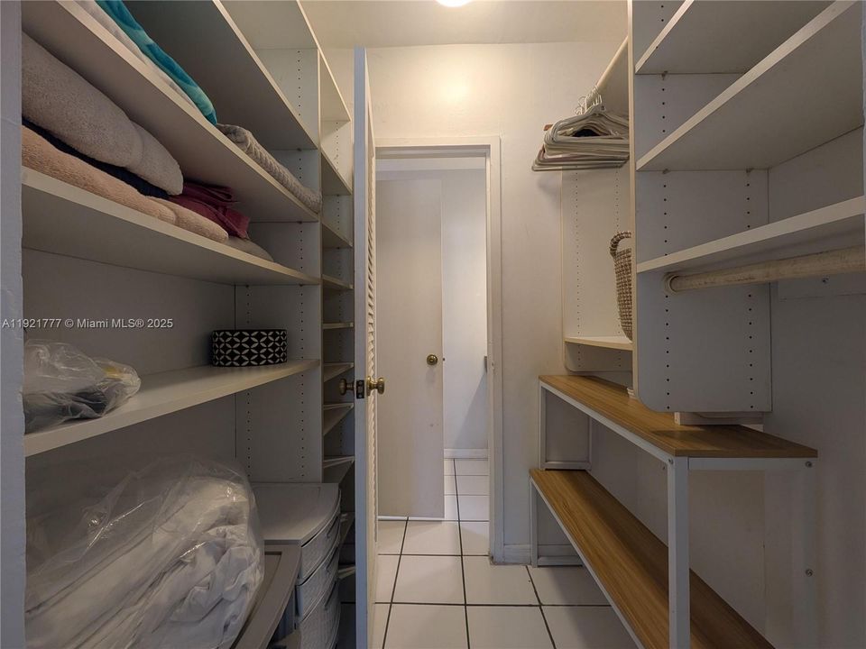 For Sale: $399,000 (1 beds, 1 baths, 550 Square Feet)