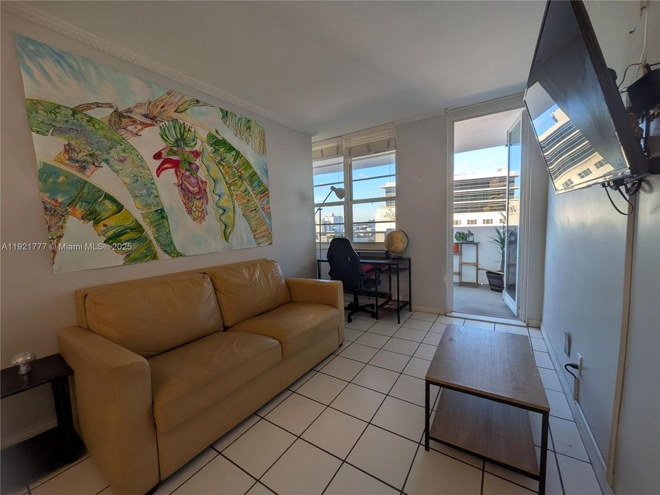For Sale: $399,000 (1 beds, 1 baths, 550 Square Feet)