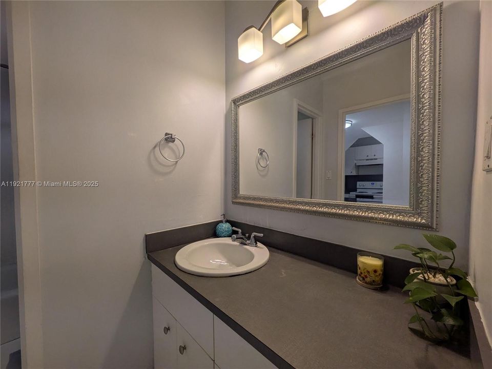 For Sale: $399,000 (1 beds, 1 baths, 550 Square Feet)