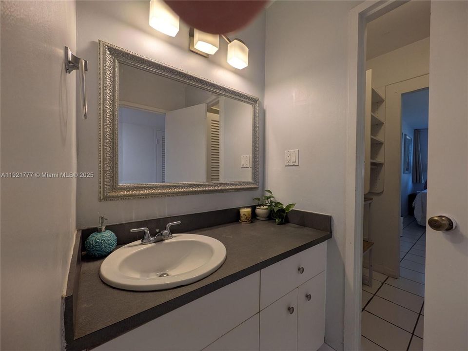 For Sale: $399,000 (1 beds, 1 baths, 550 Square Feet)