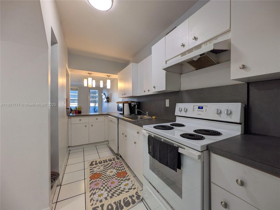 For Sale: $399,000 (1 beds, 1 baths, 550 Square Feet)