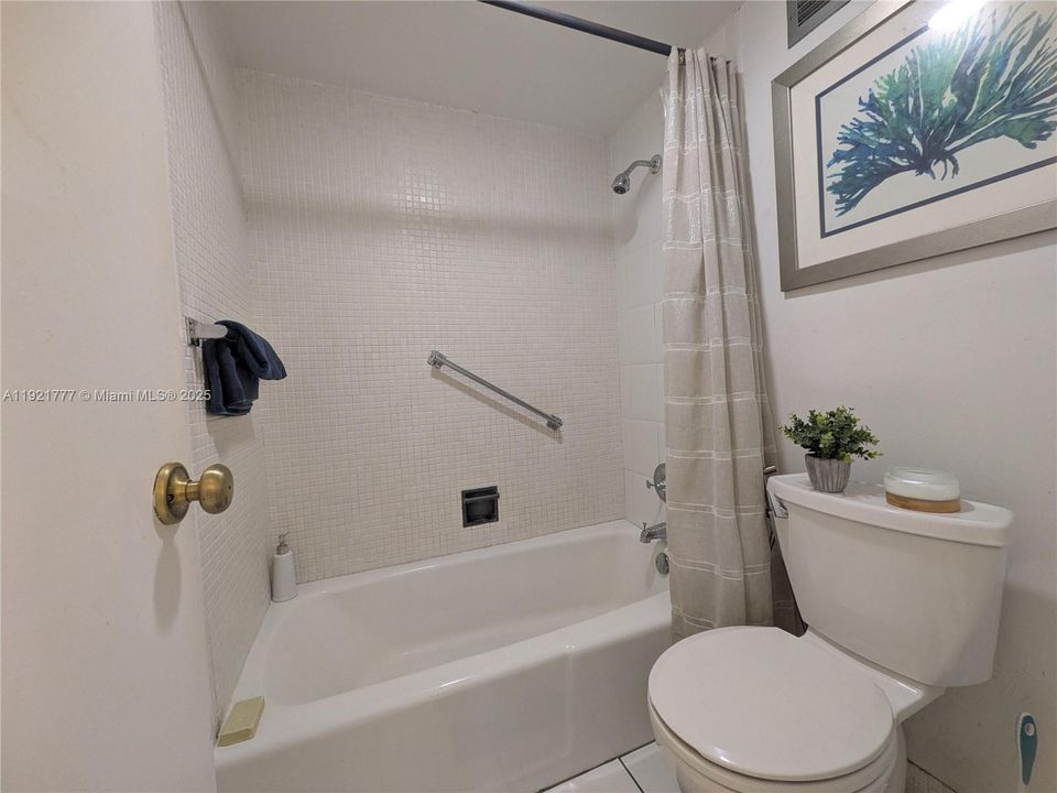 For Sale: $399,000 (1 beds, 1 baths, 550 Square Feet)