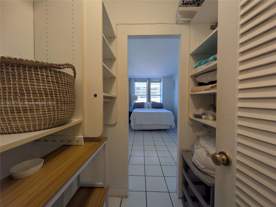 For Sale: $399,000 (1 beds, 1 baths, 550 Square Feet)