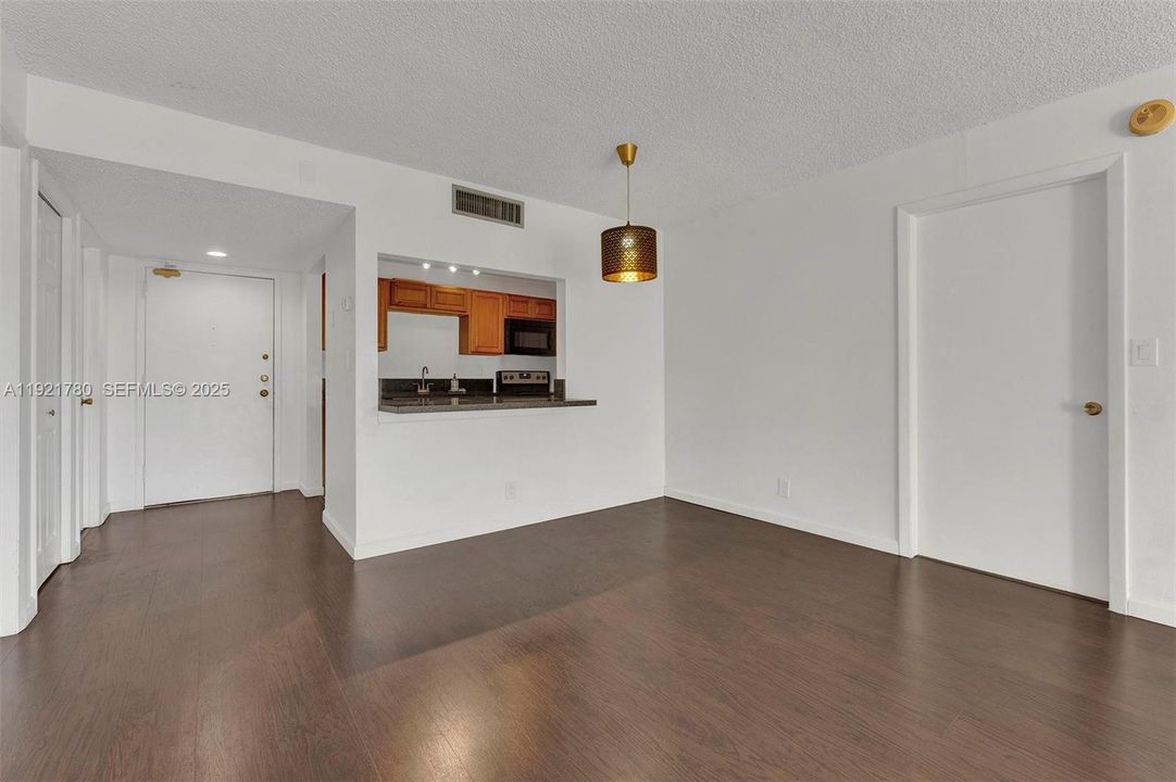 For Rent: $2,300 (2 beds, 2 baths, 1106 Square Feet)