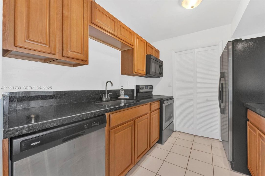 For Rent: $2,300 (2 beds, 2 baths, 1106 Square Feet)