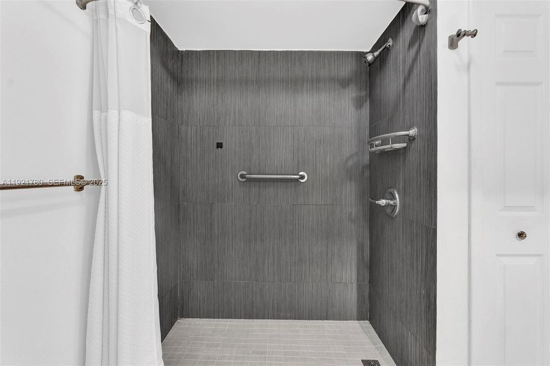 For Rent: $2,300 (2 beds, 2 baths, 1106 Square Feet)