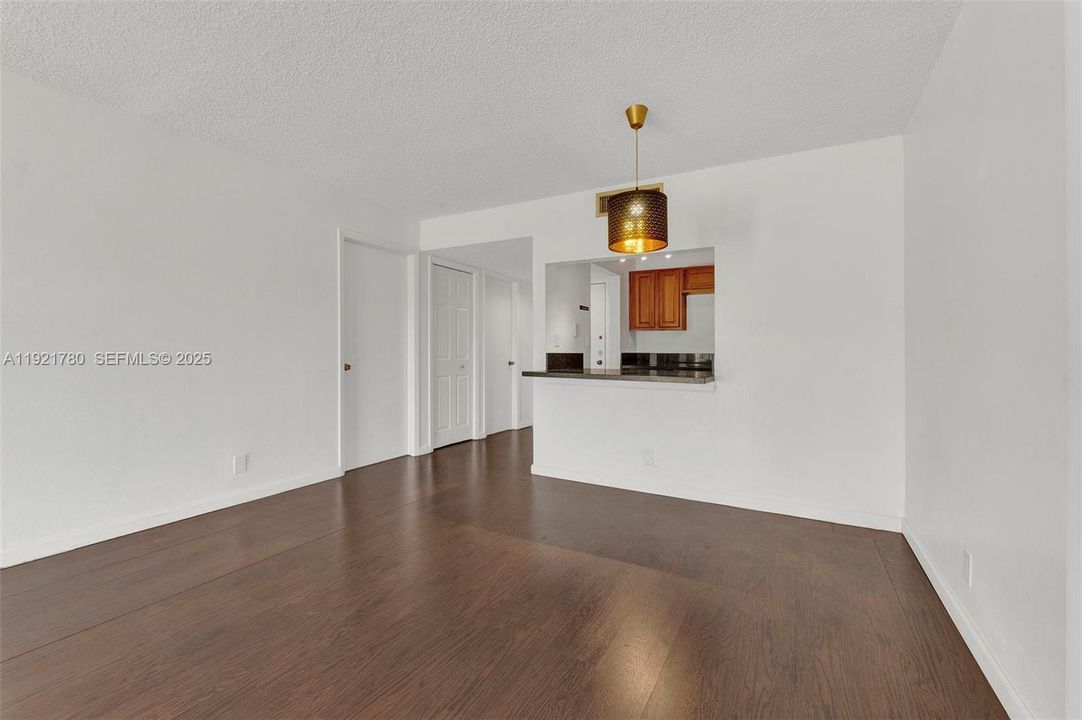 For Rent: $2,300 (2 beds, 2 baths, 1106 Square Feet)