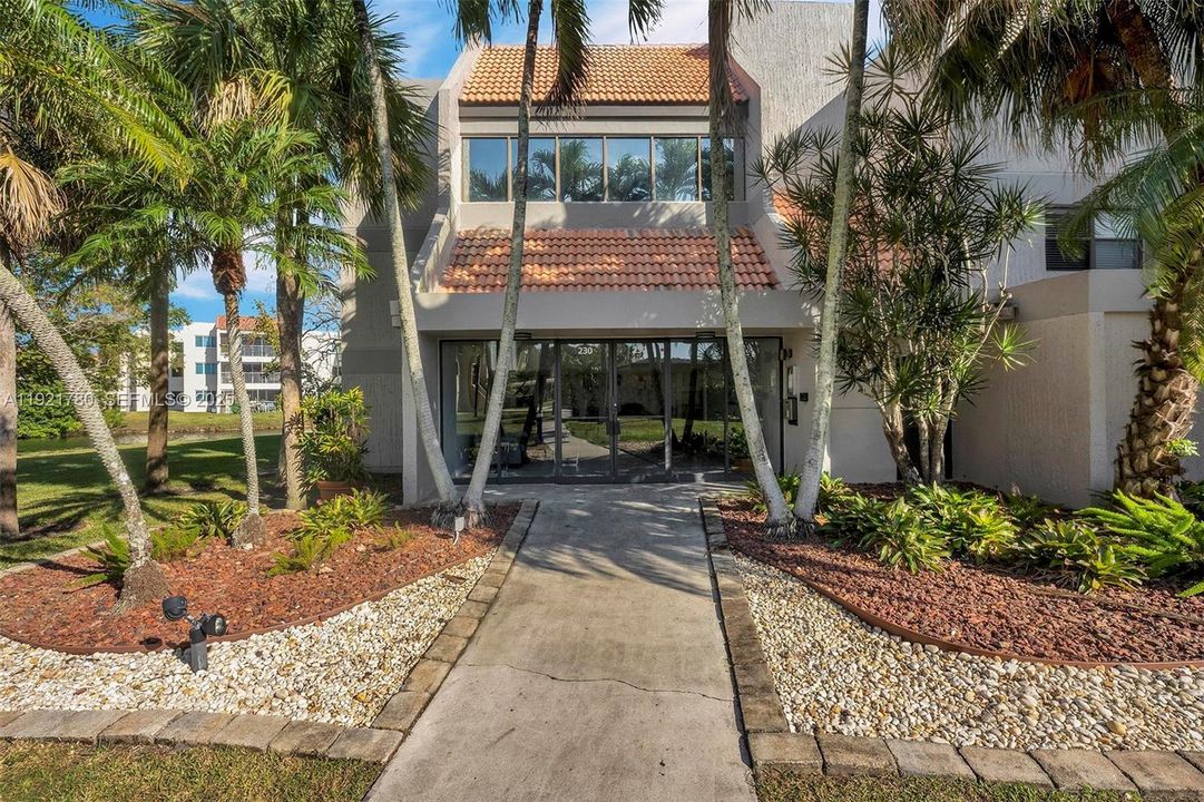 For Rent: $2,300 (2 beds, 2 baths, 1106 Square Feet)