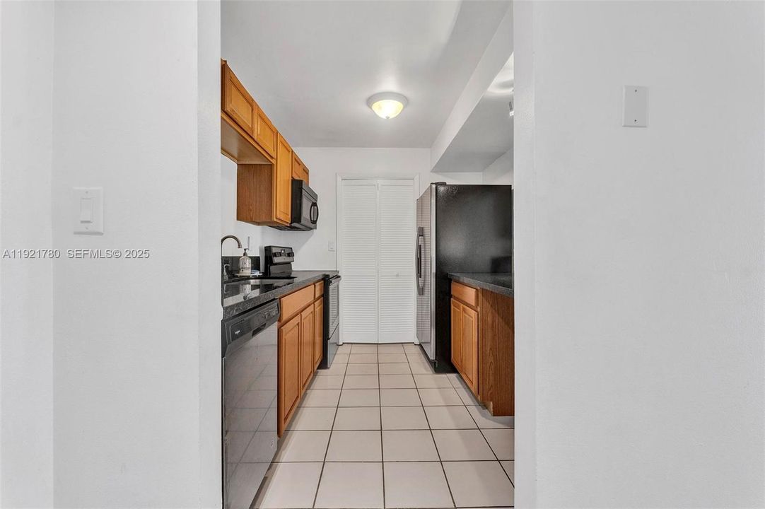 For Rent: $2,300 (2 beds, 2 baths, 1106 Square Feet)