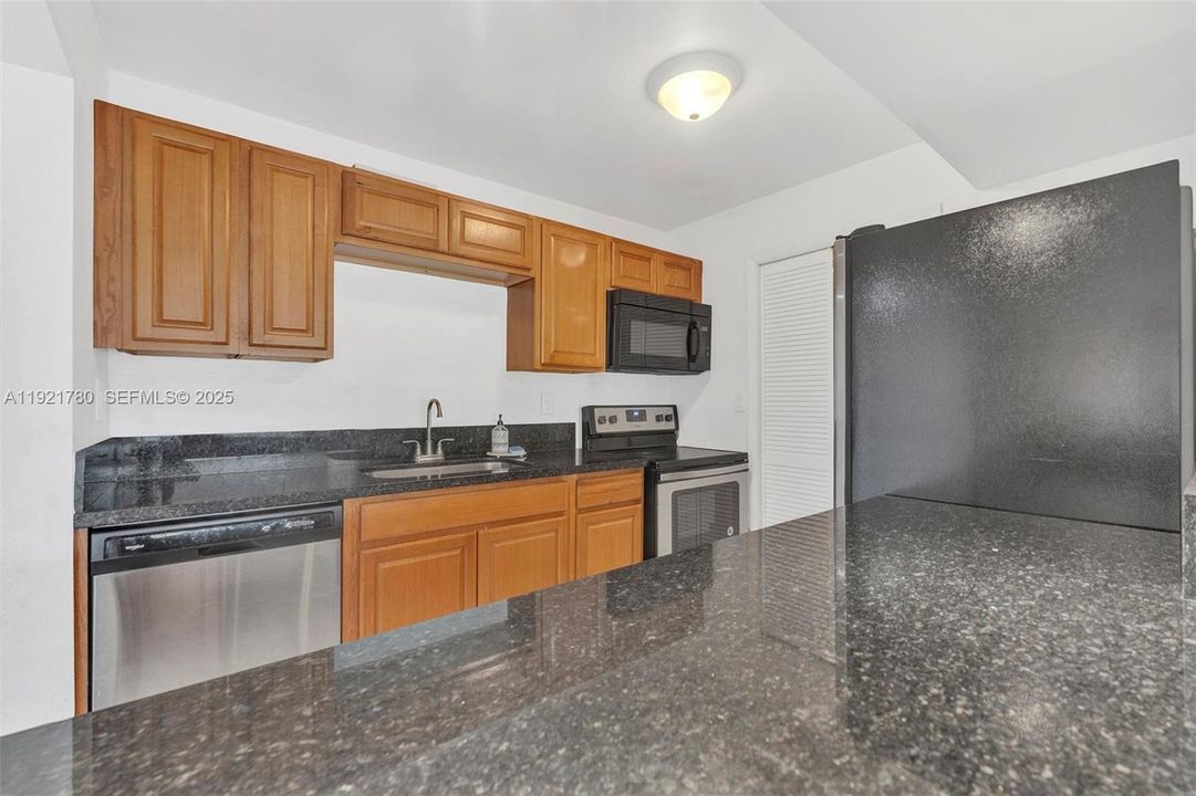 For Rent: $2,300 (2 beds, 2 baths, 1106 Square Feet)