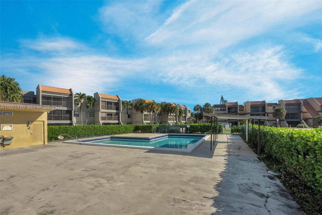 For Rent: $2,300 (2 beds, 2 baths, 1106 Square Feet)