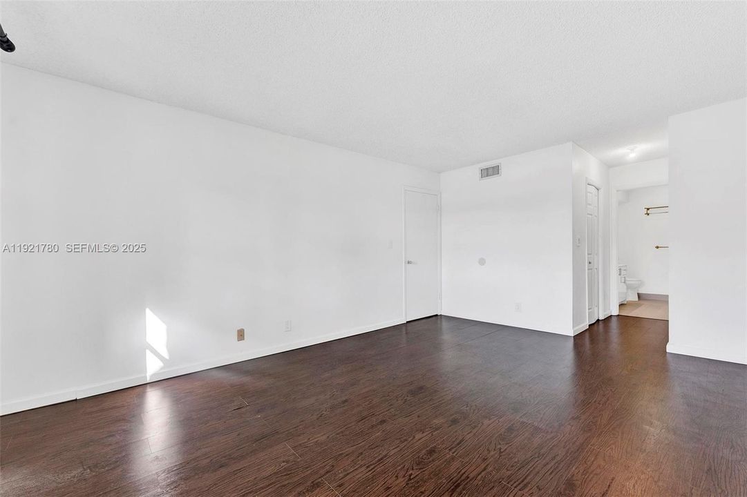 For Rent: $2,300 (2 beds, 2 baths, 1106 Square Feet)