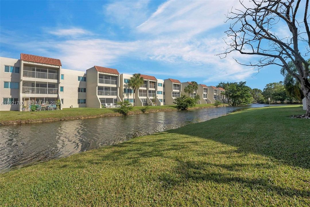 For Rent: $2,300 (2 beds, 2 baths, 1106 Square Feet)