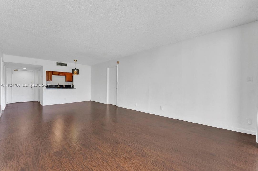 For Rent: $2,300 (2 beds, 2 baths, 1106 Square Feet)