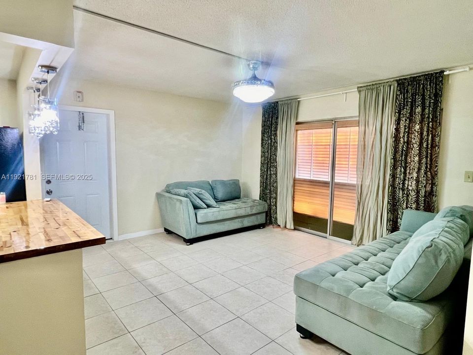 For Sale: $117,500 (2 beds, 1 baths, 774 Square Feet)