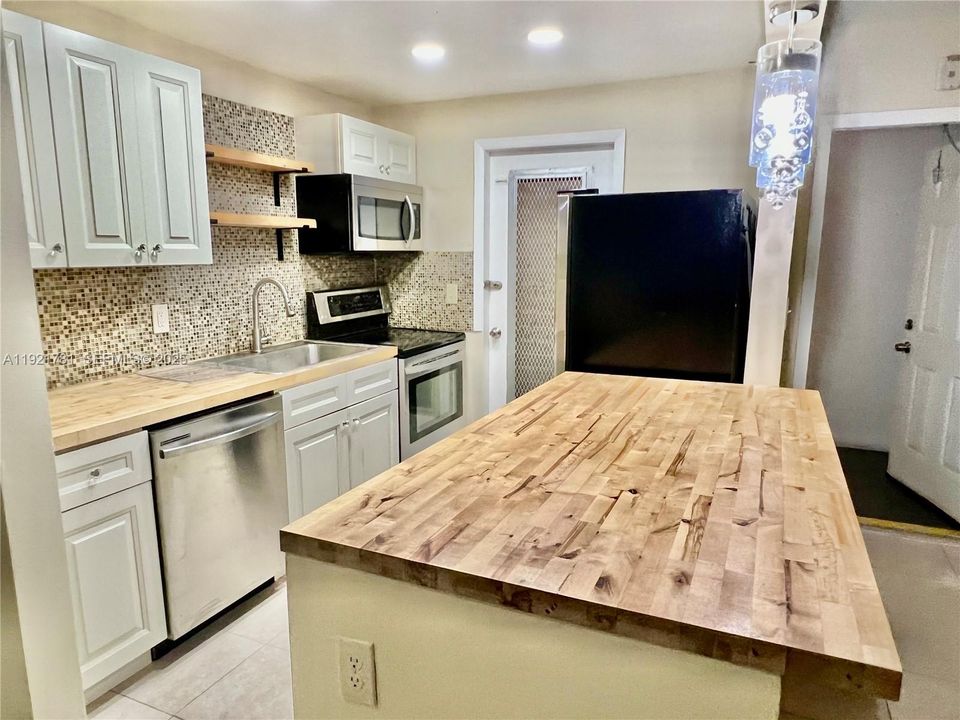 For Sale: $117,500 (2 beds, 1 baths, 774 Square Feet)