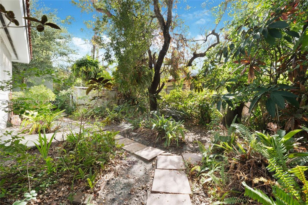 For Sale: $1,275,000 (3 beds, 2 baths, 1575 Square Feet)