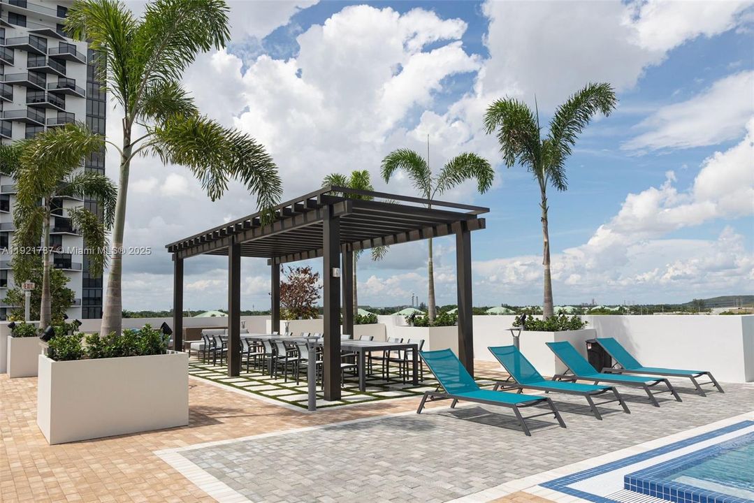 На продажу: $619,900 (2 спален, 2 ванн, 1032 Квадратных фут)