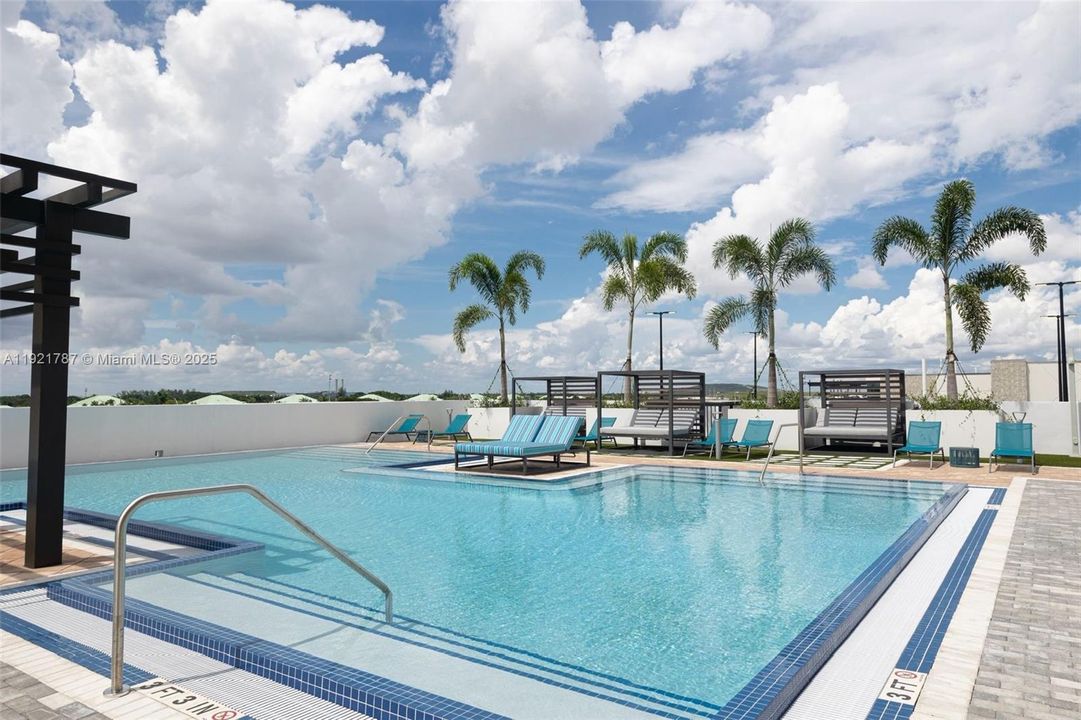 На продажу: $619,900 (2 спален, 2 ванн, 1032 Квадратных фут)