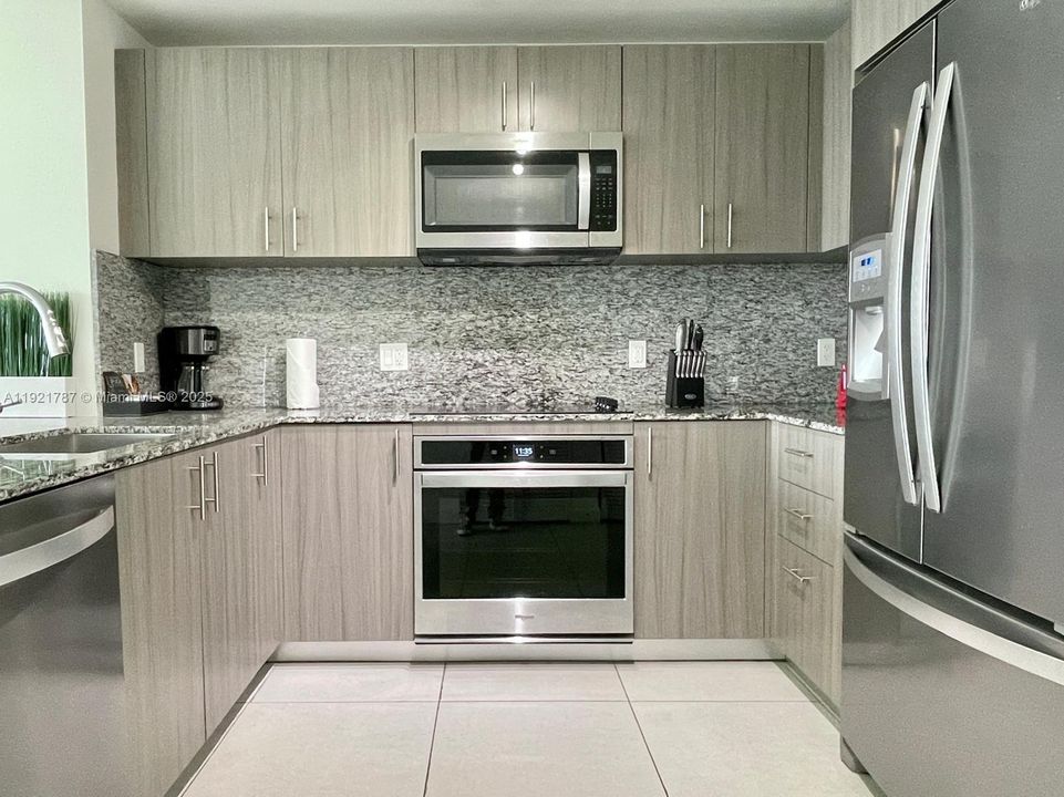 На продажу: $619,900 (2 спален, 2 ванн, 1032 Квадратных фут)