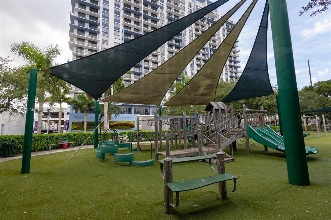 На продажу: $619,900 (2 спален, 2 ванн, 1032 Квадратных фут)