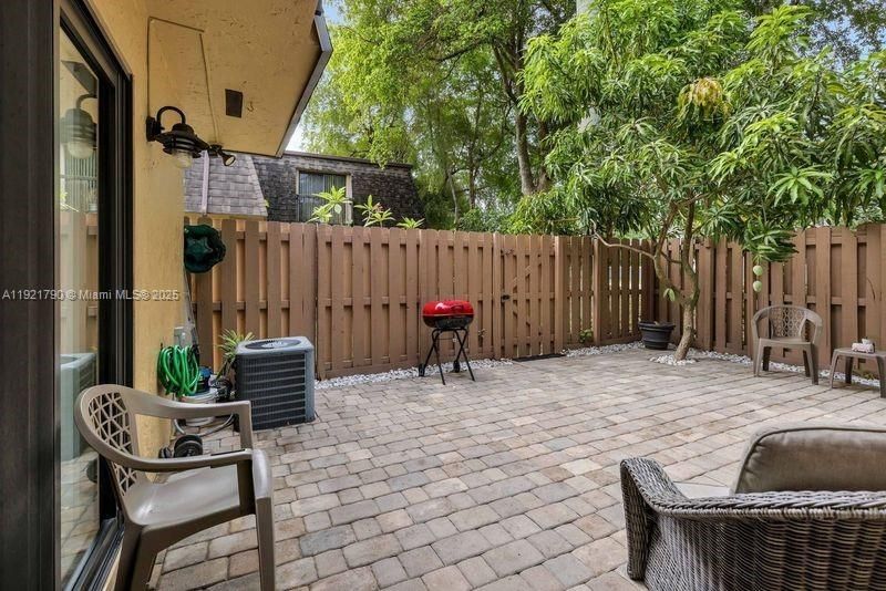 Под контрактом: $2,400 (2 спален, 2 ванн, 1302 Квадратных фут)