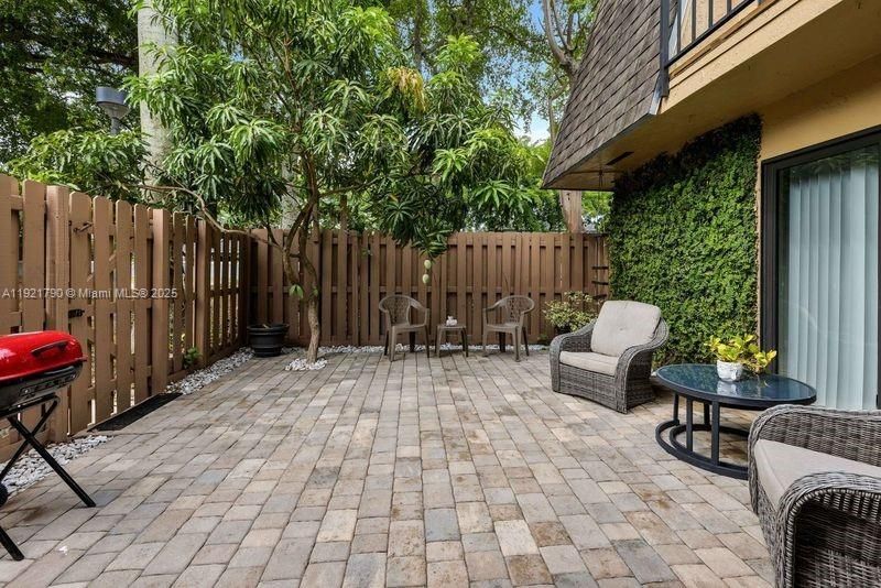 Под контрактом: $2,400 (2 спален, 2 ванн, 1302 Квадратных фут)