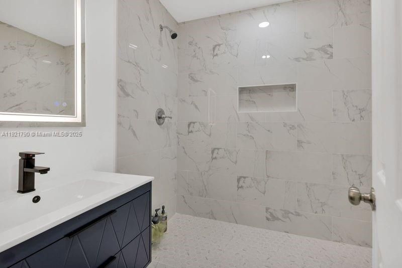 Под контрактом: $2,400 (2 спален, 2 ванн, 1302 Квадратных фут)