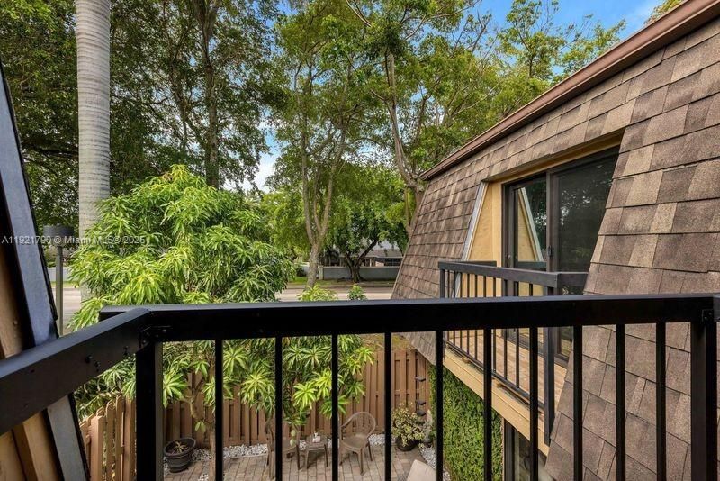 Под контрактом: $2,400 (2 спален, 2 ванн, 1302 Квадратных фут)