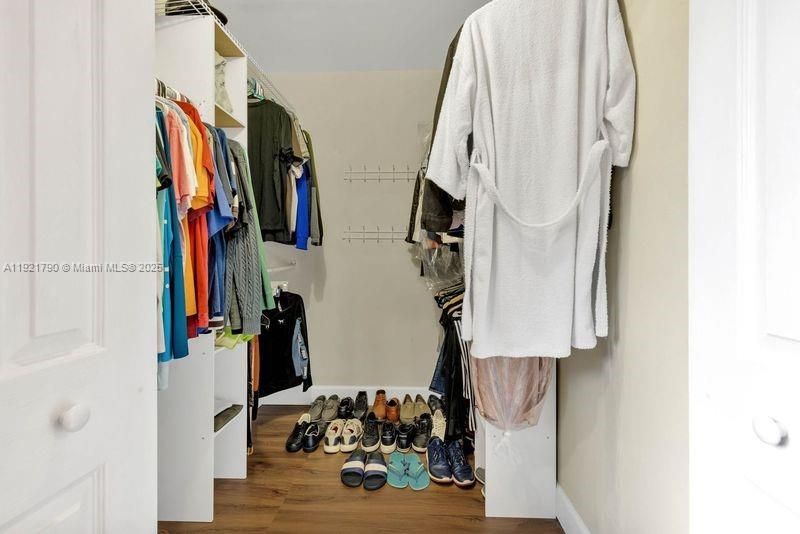 Под контрактом: $2,400 (2 спален, 2 ванн, 1302 Квадратных фут)