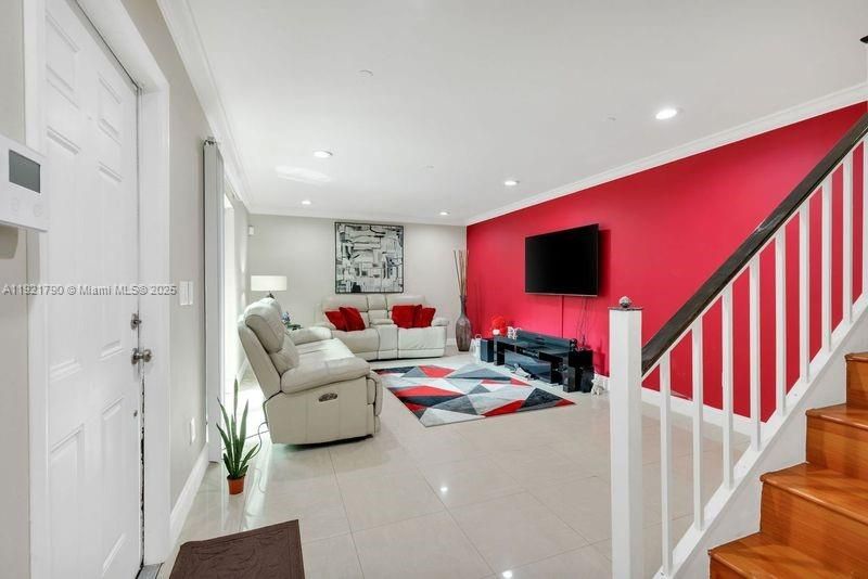 Под контрактом: $2,400 (2 спален, 2 ванн, 1302 Квадратных фут)