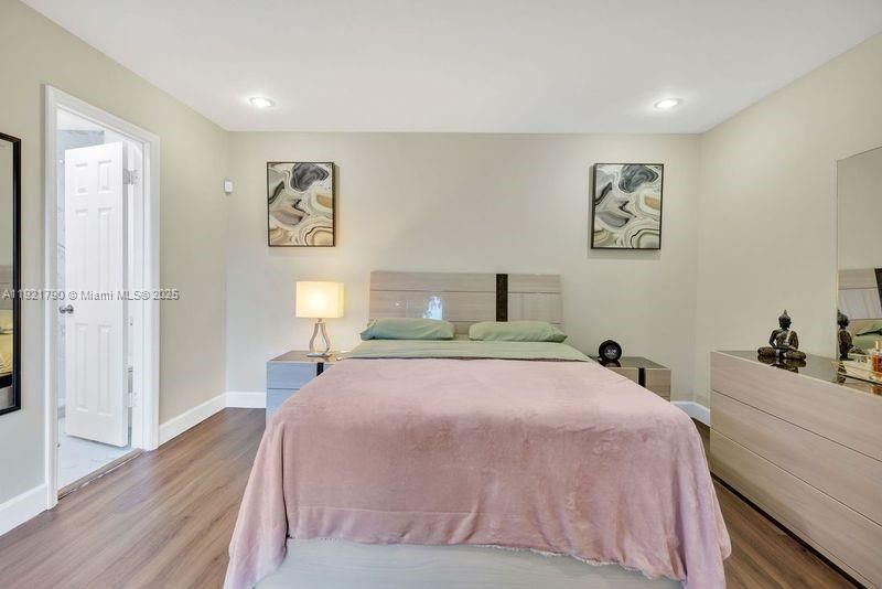 Под контрактом: $2,400 (2 спален, 2 ванн, 1302 Квадратных фут)