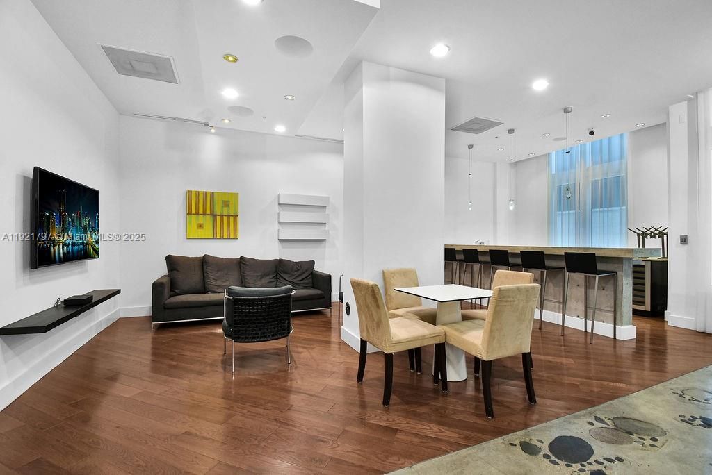 出租: $3,500 (2 贝兹, 2 浴室, 1078 平方英尺)