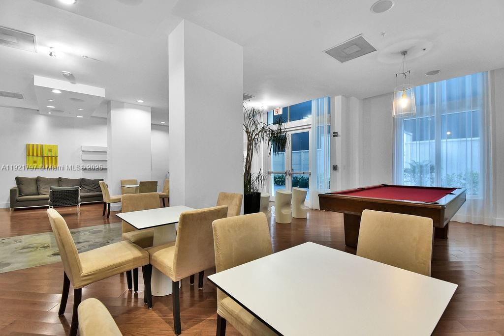 出租: $3,500 (2 贝兹, 2 浴室, 1078 平方英尺)