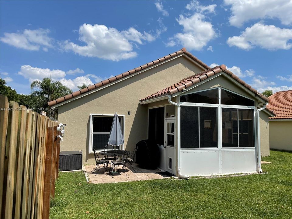 出租: $3,250 (3 贝兹, 2 浴室, 1408 平方英尺)