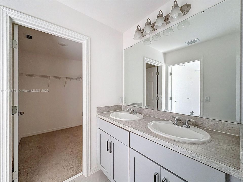 待售: $390,000 (4 贝兹, 2 浴室, 0 平方英尺)