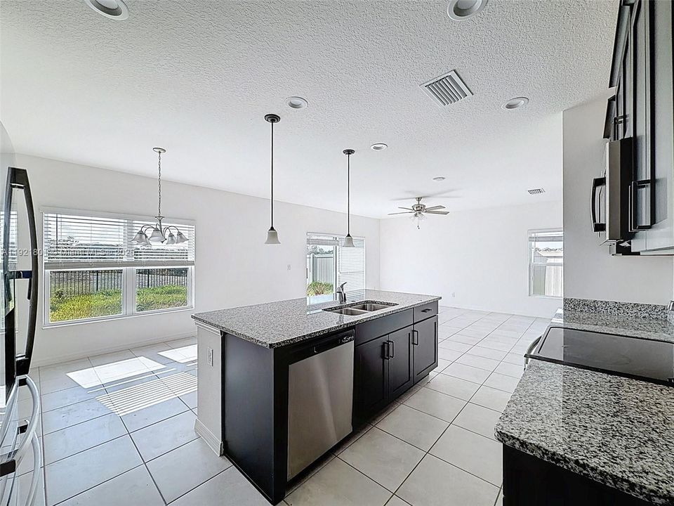 待售: $390,000 (4 贝兹, 2 浴室, 0 平方英尺)