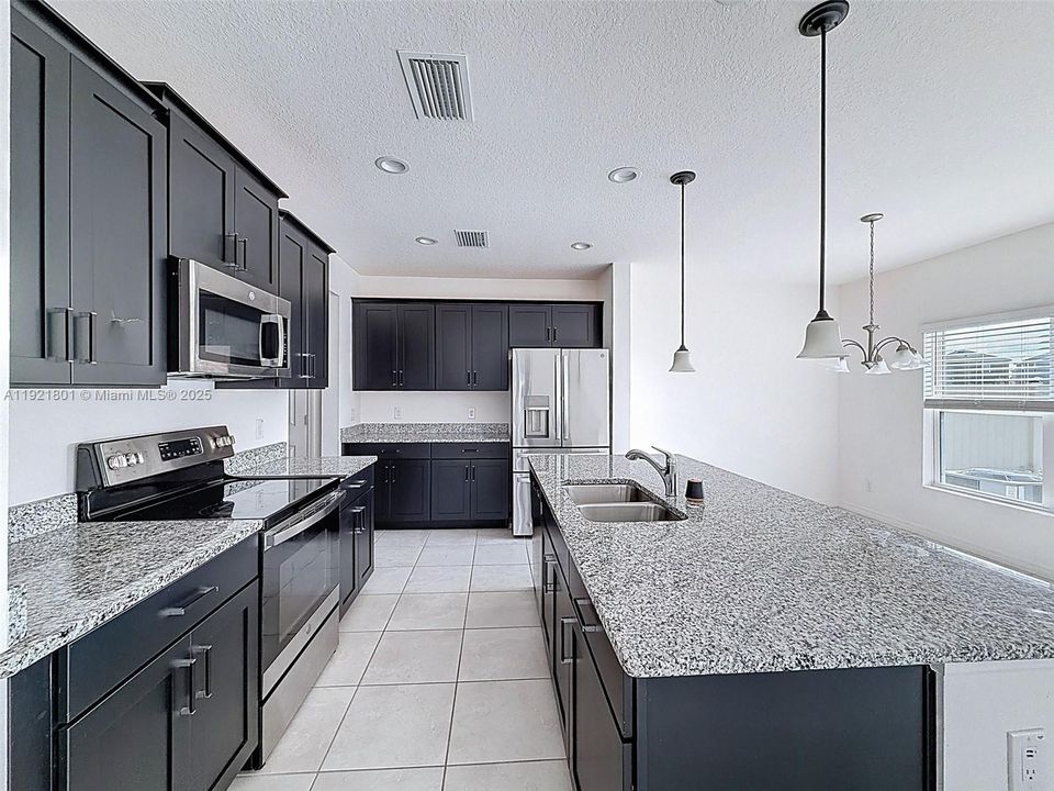 待售: $390,000 (4 贝兹, 2 浴室, 0 平方英尺)