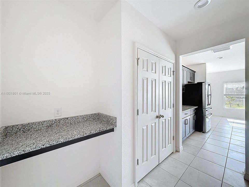 待售: $390,000 (4 贝兹, 2 浴室, 0 平方英尺)