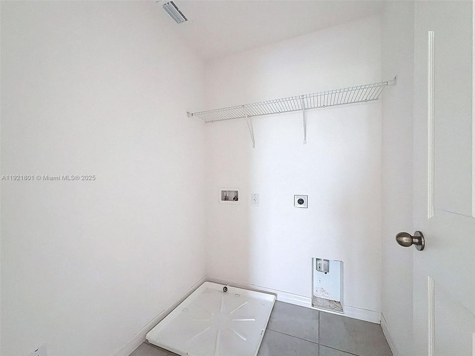 待售: $390,000 (4 贝兹, 2 浴室, 0 平方英尺)