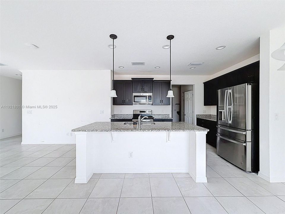 待售: $390,000 (4 贝兹, 2 浴室, 0 平方英尺)