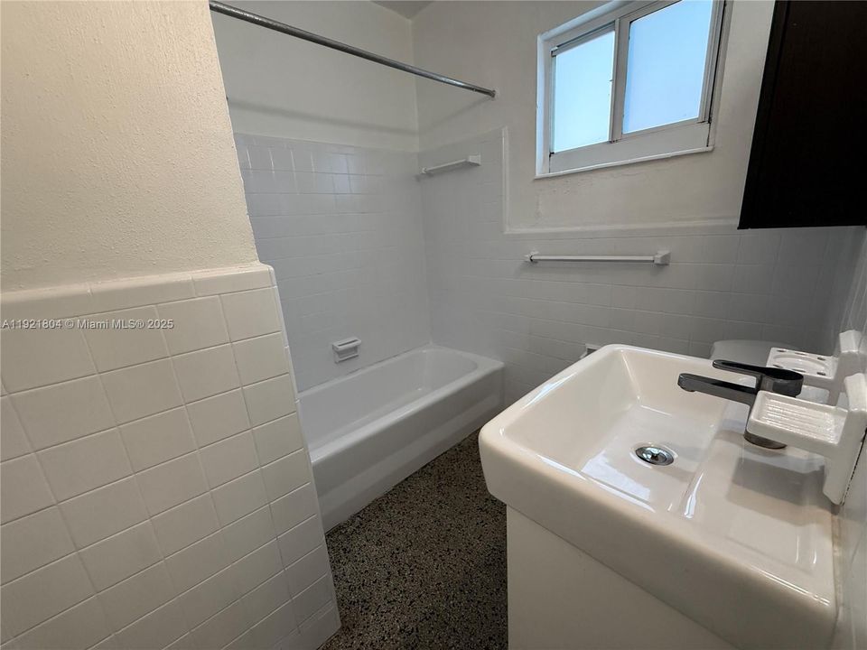 For Rent: $1,400 (0 beds, 1 baths, 1418 Square Feet)