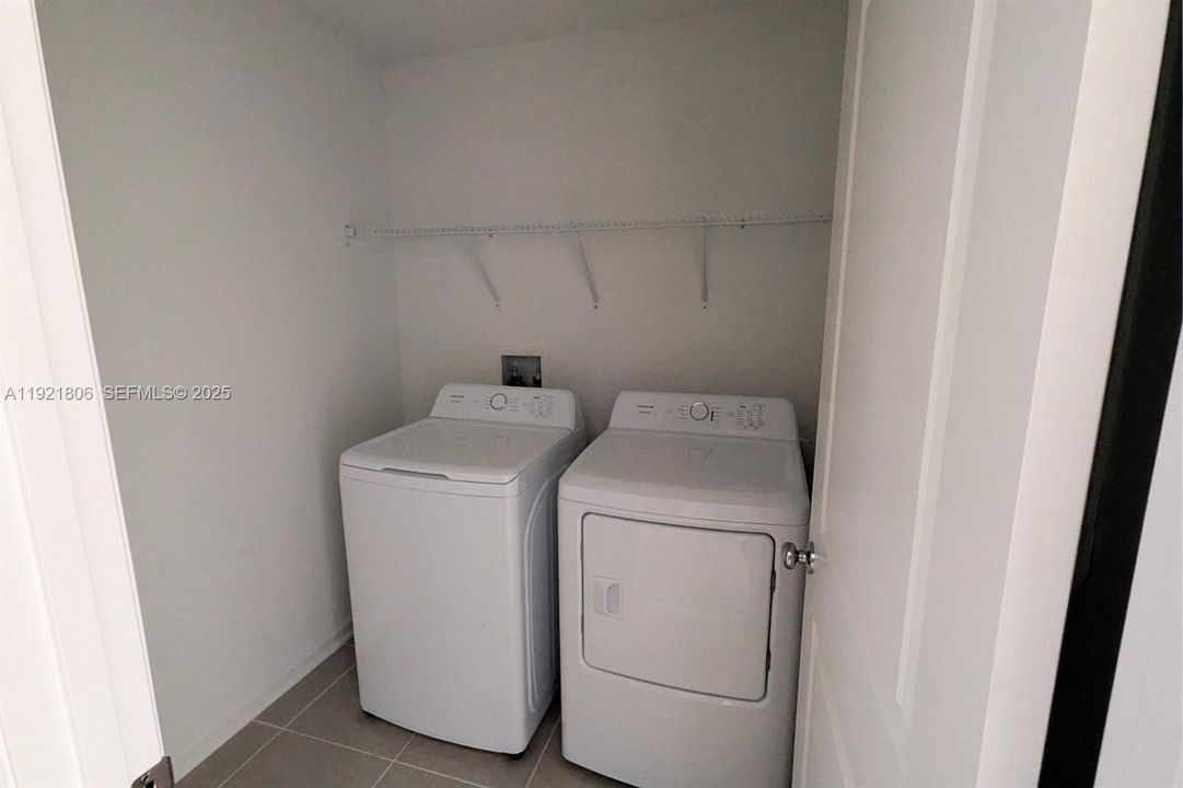 En Renta: $2,050 (4 camas, 2 baños, 1880 Pies cuadrados)