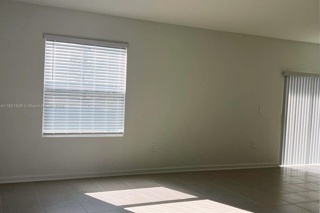 For Rent: $2,050 (4 beds, 2 baths, 1880 Square Feet)